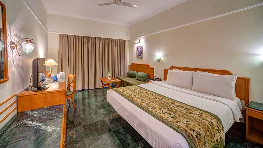 1761917742375 day use room